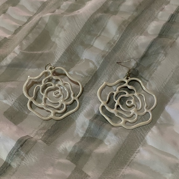 Express White Dangling Flower Earrings - Picture 2 of 4